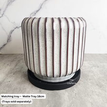Load image into Gallery viewer, The Leaferie Aubert flowerpot. ceramic material