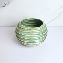 Load image into Gallery viewer, Laurel Flowerpot (3 Colours)