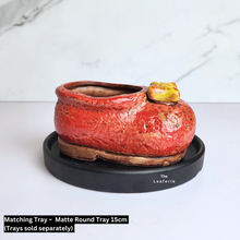 Load image into Gallery viewer, The Leaferie Bea Shoe red pot. ceramic material