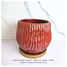 Load image into Gallery viewer, Calyra red ceramic flowerpot by the leaferie