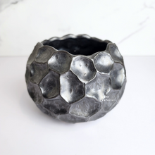 Load image into Gallery viewer, The Leaferie Deion Flowerpot. 2 colours black and white ceramic pot