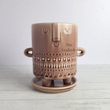 Load image into Gallery viewer, The Leaferie Deidre plant pot with tray. comes in 2 colours . Front view of design B