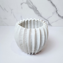 Load image into Gallery viewer, The Leaferie Bae Plant pot 2 colours. white and light brown. Front view of pot A