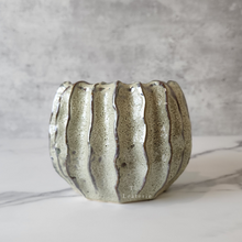 Load image into Gallery viewer, The Leaferie Haruka plant pot. ceramic . front view