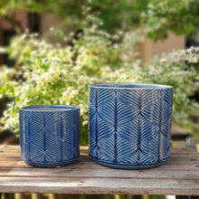Load image into Gallery viewer, The Leaferie Réunion flowerpot. ceramic material . 3 colours and designs