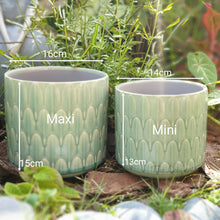 Load image into Gallery viewer, The Leaferie Icaria flowerpot. 2 sizes and 3 colours. ceramic material. green colour