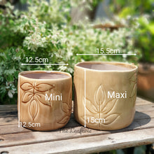 Load image into Gallery viewer, The Leaferie Ararat fceramic flowerpot. front view. measurement