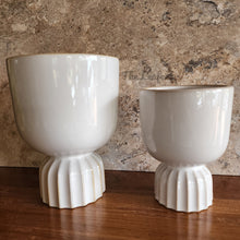 Load image into Gallery viewer, The Leaferie Taquari white ceramic pot. 2 sizes