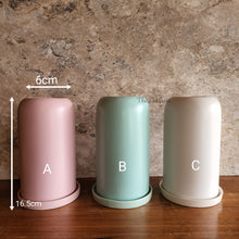 Load image into Gallery viewer, The Leaferie Neckar flowerpot. comes with tray. 3 colours
