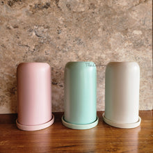 Load image into Gallery viewer, The Leaferie Neckar flowerpot. comes with tray. 3 colours