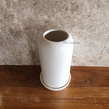 Load image into Gallery viewer, The Leaferie Neckar flowerpot. comes with tray. 3 colours