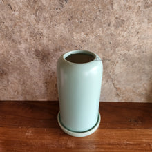 Load image into Gallery viewer, The Leaferie Neckar flowerpot. comes with tray. 3 colours