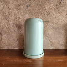 Load image into Gallery viewer, The Leaferie Neckar flowerpot. comes with tray. 3 colours