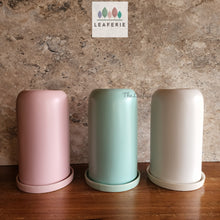 Load image into Gallery viewer, The Leaferie Neckar flowerpot. comes with tray. 3 colours