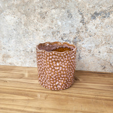 Load image into Gallery viewer, The Leaferie Zacharie flowerpot. ceramic red and white pot