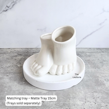 Load image into Gallery viewer, The Leaferie Stomy foot black and white ceramic pot. 
