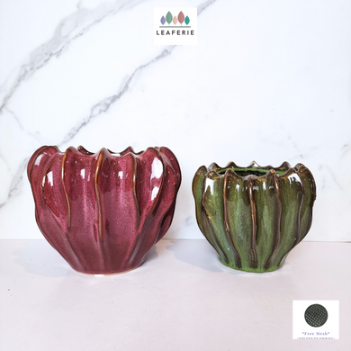 The Leaferie Elo flowerpot. 2 colours and sizes. green and red ceramic pot