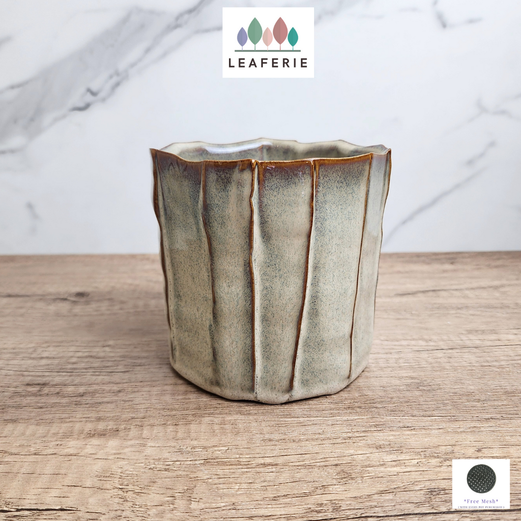 The Leaferie Darby pot. ceramic material.