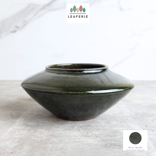 The Leaferie Xyla  dark green shallow pot. ceramic material