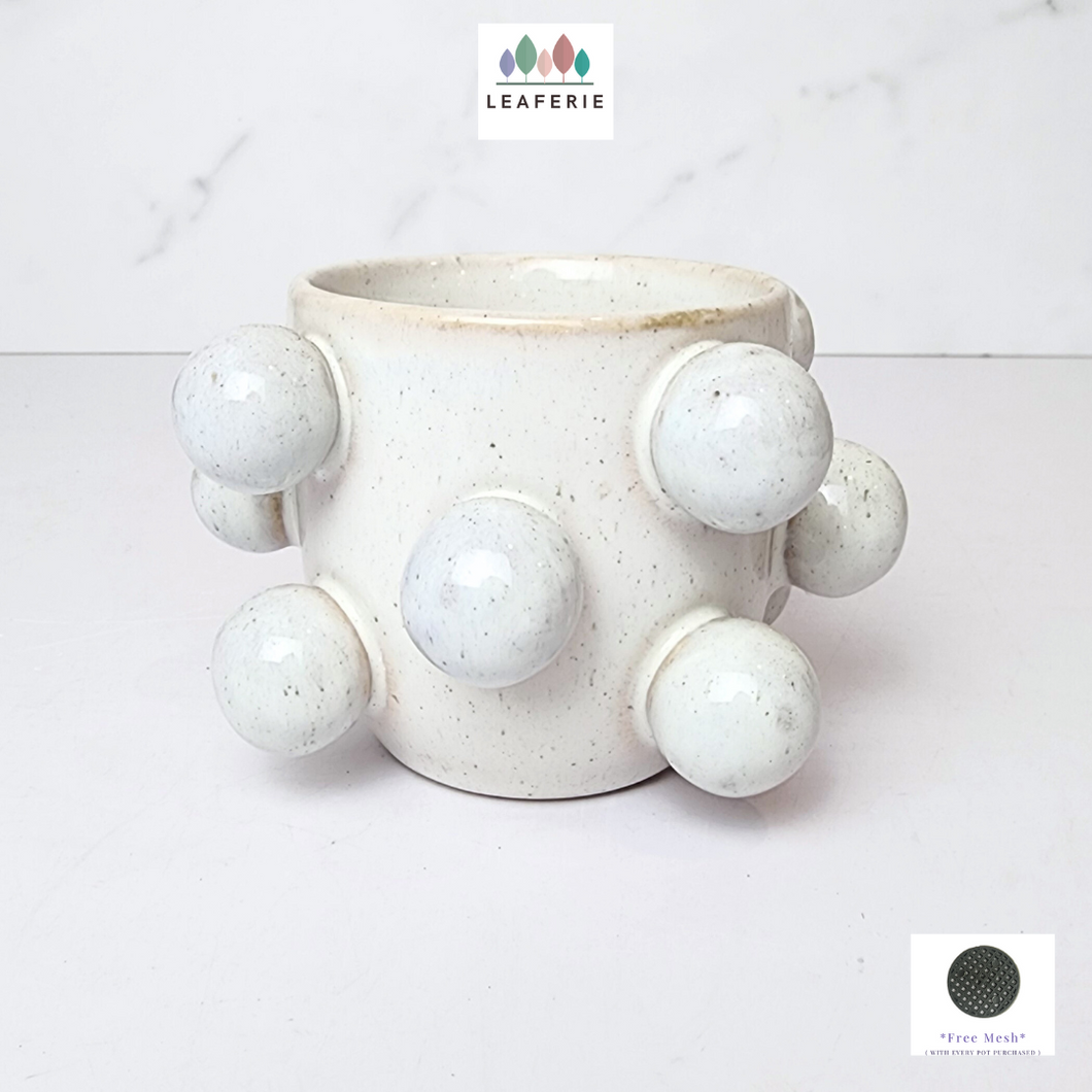 The Leaferie Kangas white ceramic pot with stud.