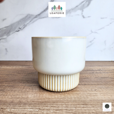 The Leaferie Evan White pot. ceramic material