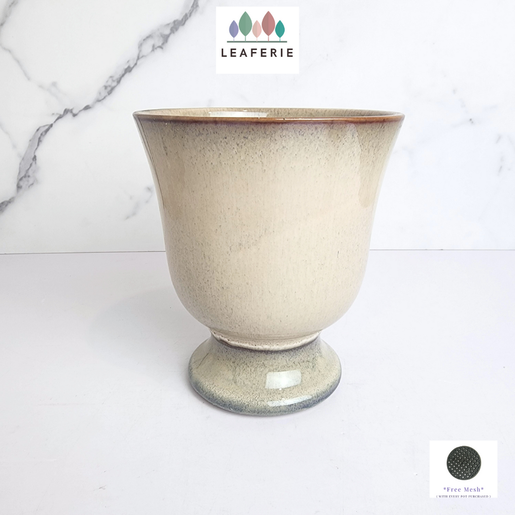 The Leaferie Keave trophy beige ceramic pot