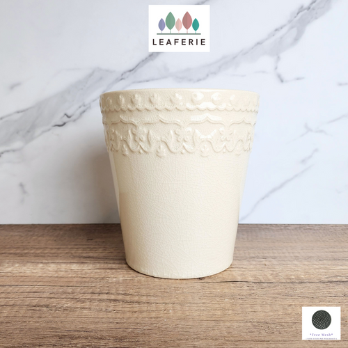 The Leaferie Titan white pot . Ceramic material