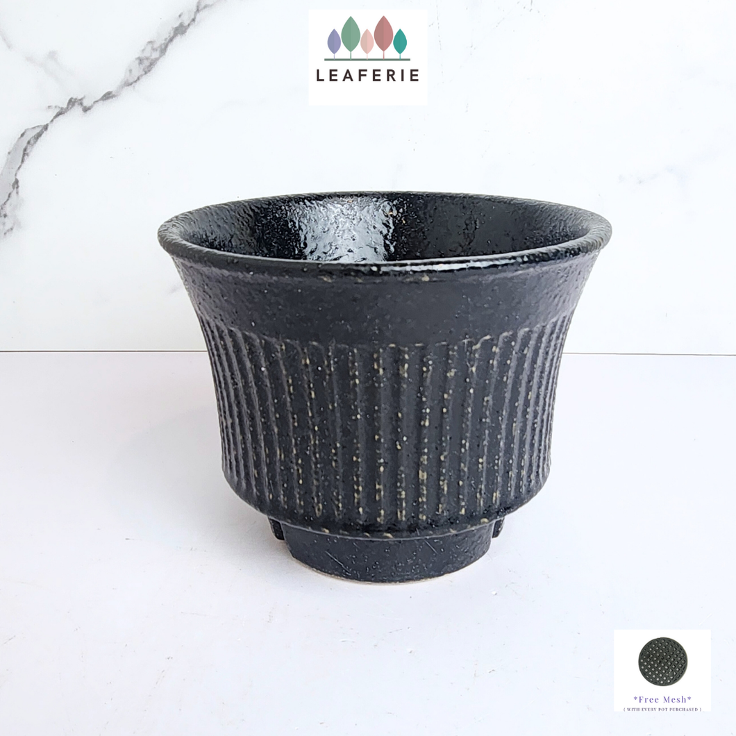 The Leaferie Valeria Black pot. ceramic material