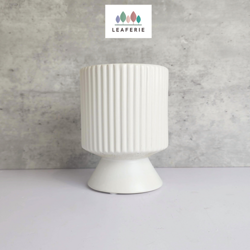 The Leaferie Hedvig white pot. ceramic