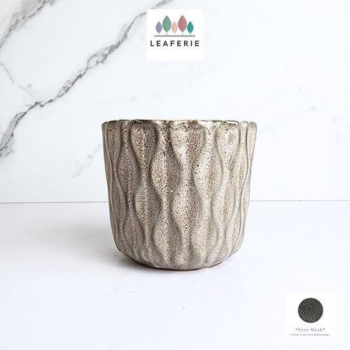 The Leaferie Lasa grey pot. ceramic material