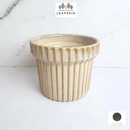 The Leaferie Willow beige flowerpot. ceramic material