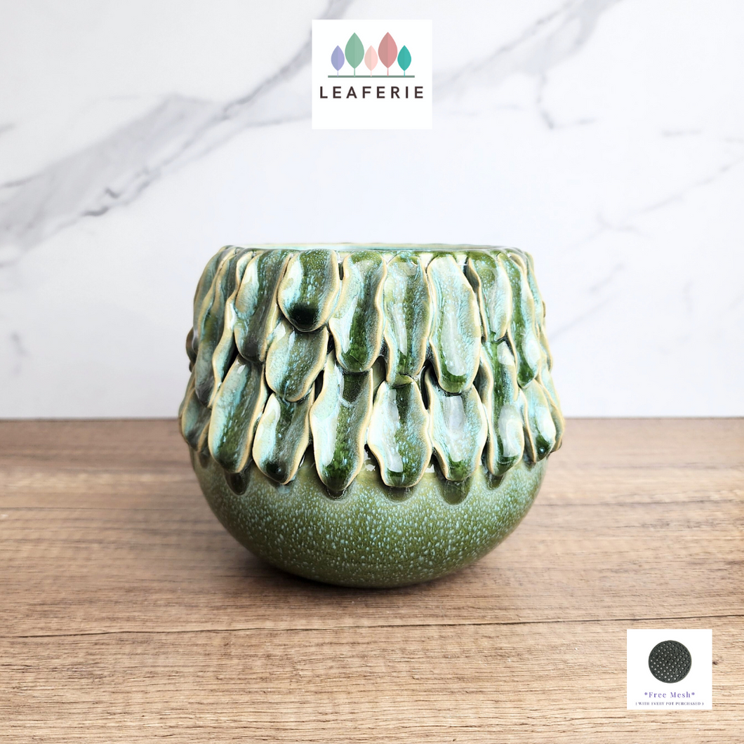 The Leaferie Handmade HAVN flowerpot. ceramic material green colour