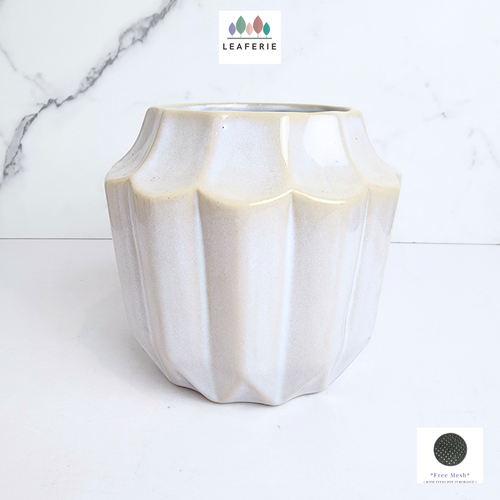 The Leaferie Fountaine white flowerpot. ceramic material