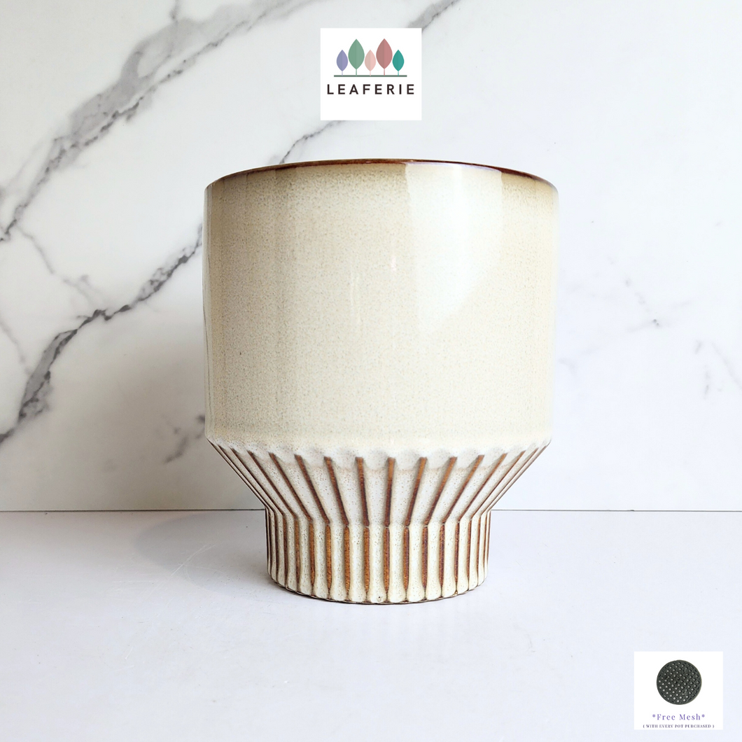 The Leaferie Natalie pot. ceramic material and beige colour.