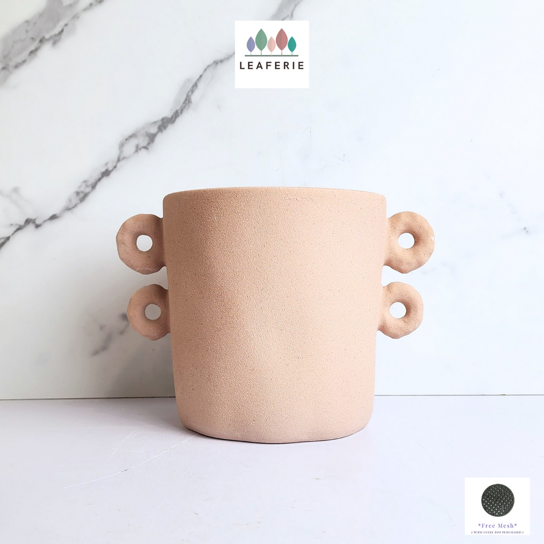 The Leaferie Yairos pot with handle.ceramic material