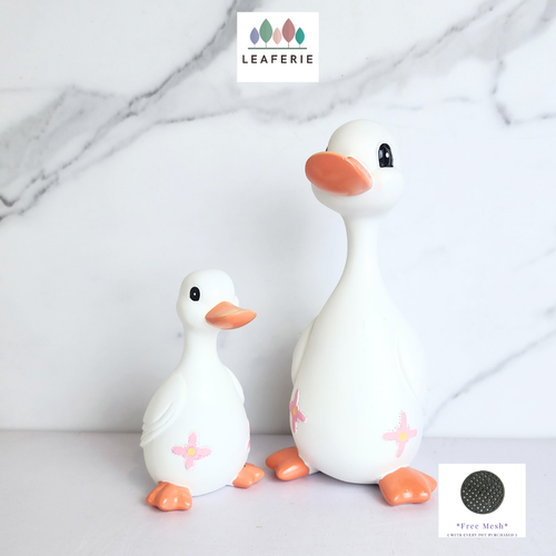The Leaferie Ollie duck set of 2 ducklings. Material Resin.