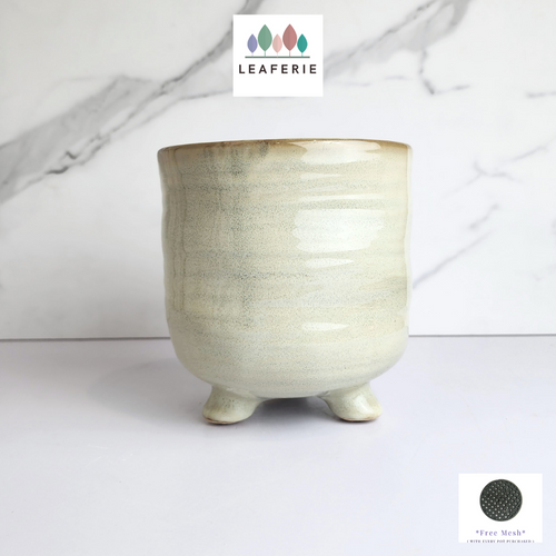 The Leaferie Kari ceramic pot with legs