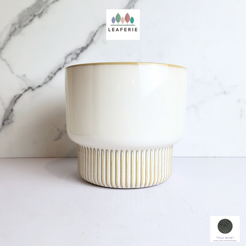 The leaferie Gael flowerpot. ceramic white pot