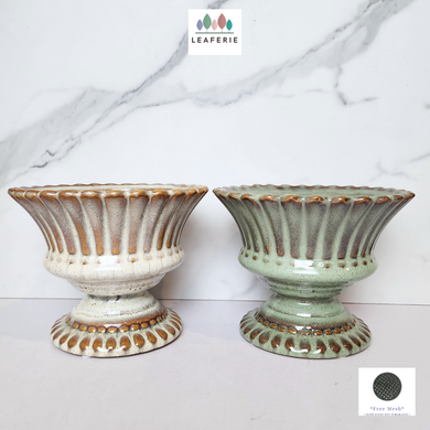 The Leaferie Amara flowerpot. 2 colours beige and green. ceramic material