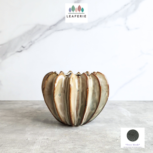The Leaferie Jeroa beige flowerpot. ceramic material