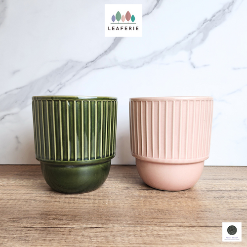 The Leaferie shiri flowerpot. ceramic material . green and pink colour
