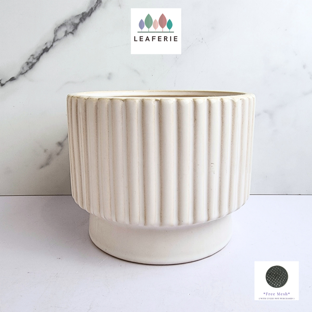 The Leaferie Orion white flowerpot. ceramic material