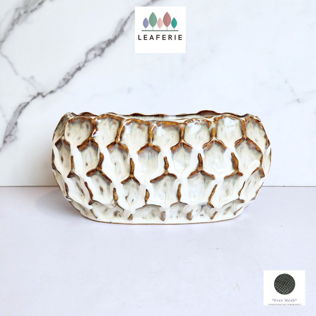 The Leaferie Shirri Shallow long pot. ceramic material