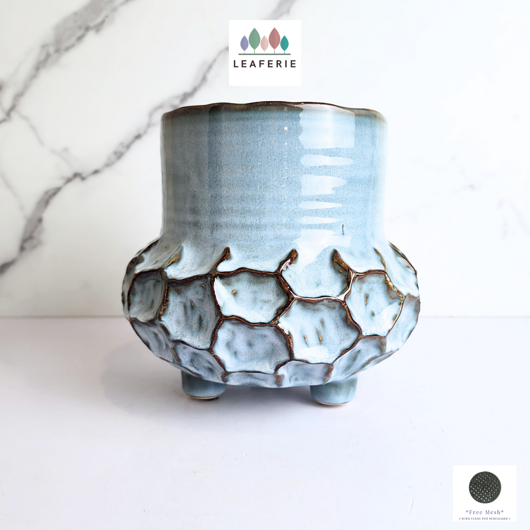 The Leaferie Ofelia blue ceramic pot with legs