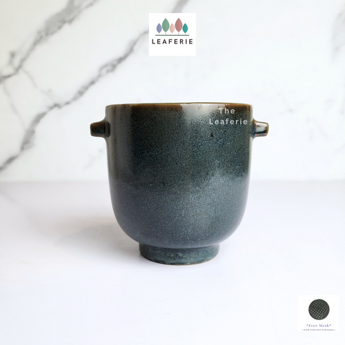 The Leaferie Marcel black flowerpot. ceramic material