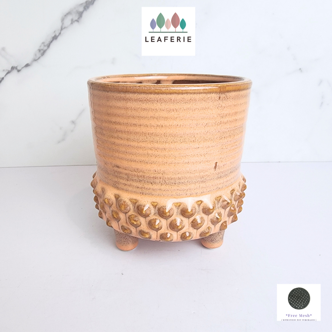 The Leaferie Keenan pot with stand. ceramic material