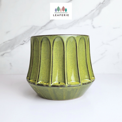 The Leaferie Agata flowerpot . green ceramic pot . front view