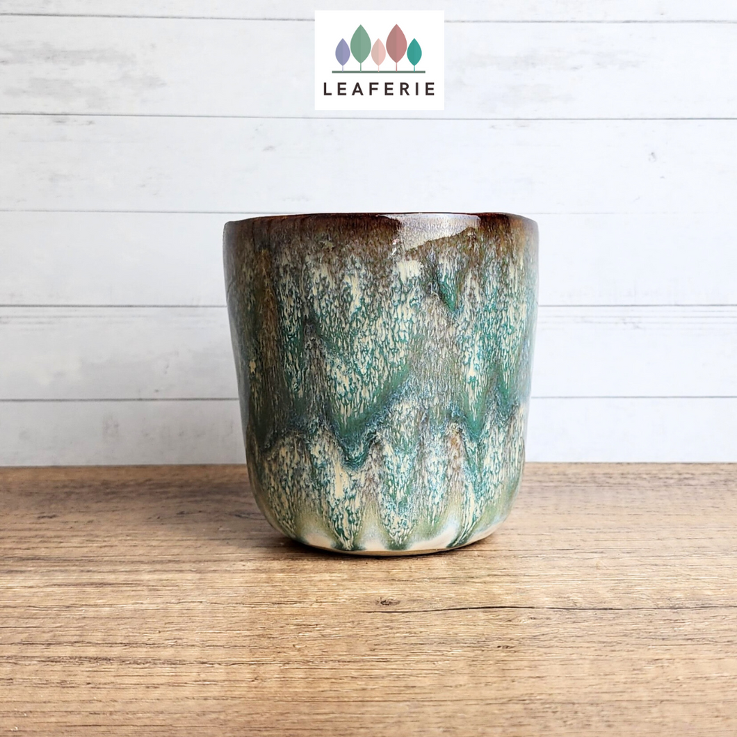 The Leaferie Nektaria glossy green pot. ceramic material