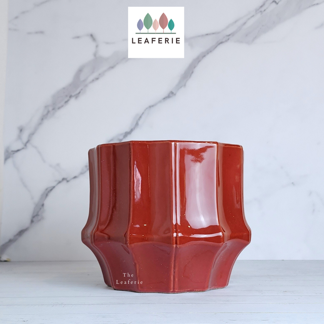 The Leaferie Pomme Red ceramic glossy pot.