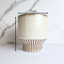 Load image into Gallery viewer, The Leaferie Natalie pot. ceramic material and beige colour.
